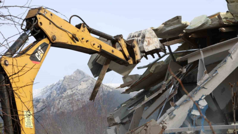 Uludağ’ın güzelliklerini mahveden yapılar yerle bir edildi