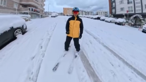 Bursa’da işe kayakla gitti