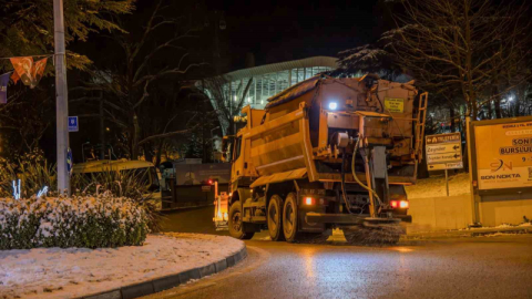 Büyükşehir ekiplerinden kar mesaisi