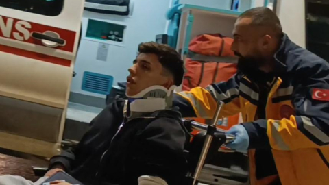 Direksiyon hakimiyetini kaybeden sürücü direğe çarptı