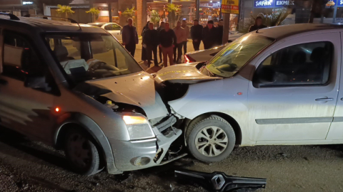 İnegöl’de iki araç kafa kafaya çarpıştı