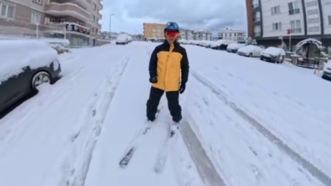 İşe kayakla gitti