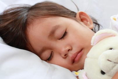 Düzenli uyku çocuklarda okul başarısını artırıyor