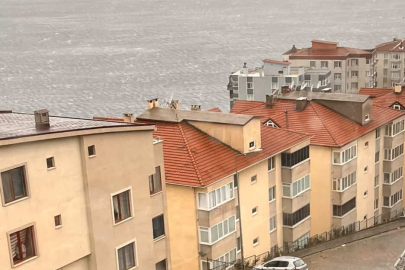 Gemlik’te şiddetli lodos sebebiyle çatılar bir bir uçtu