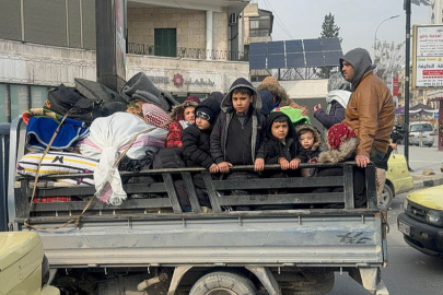Halep’te siviller bombaların altında tahliye ediliyor