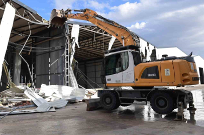 Tarım arazisine kaçak yapılan depolar yıkıldı