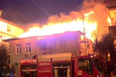 Bursa’da iki katlı evin çatısı alevlere teslim oldu