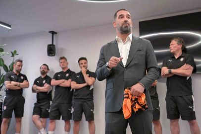 Arda Turan: "Dünyadaki tüm savaşların bitmesi dileğiyle"