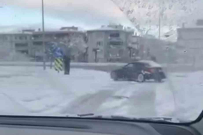 Bursa’da kar yağışını fırsat bildi, kavşakta drift attı!