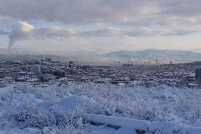 Bursalılar güne karla uyandı. Ulaşımda aksamalar yaşandı!