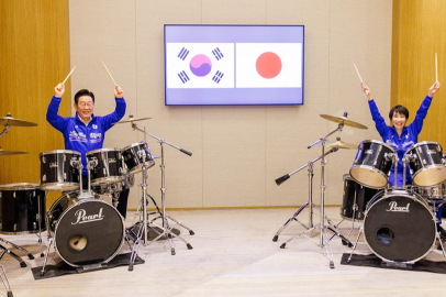 Japonya ve Güney Kore liderlerinden K-pop şarkıları eşliğinde bateri şov