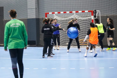 Büyükşehirli hentbolcular ligde ve Avrupa'da fırtına gibi