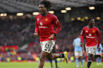 Manchester derbisinde kazanan Kırmızı Şeytanlar