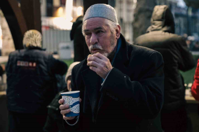 Büyükşehir’den vatandaşa sıcak çorba ikramı.