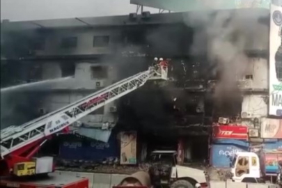 Pakistan'da alışveriş merkezinde yangın: 1'i itfaiye eri 6 ölü