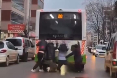 Bursa’da belediye otobüsünde tehlikeli yolculuk!