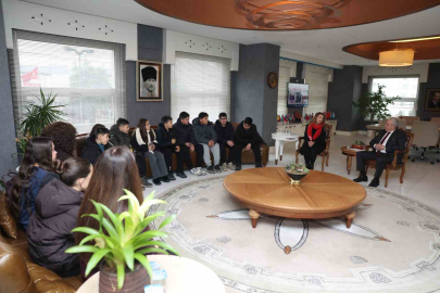 Nilüfer'de çocuklar el emeklerini Başkan Özdemir’e hediye etti