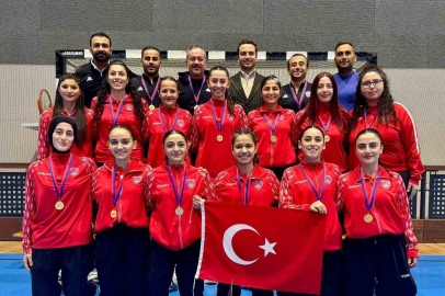 Türkiye Kadın Hokey Milli Takımı şampiyonluk kürsüsünde