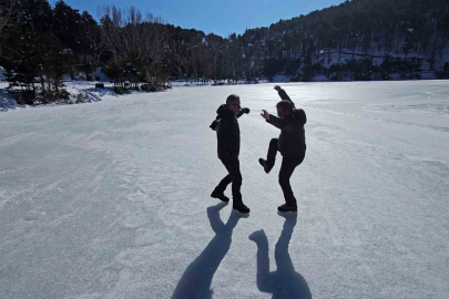 Üzerinde çökertme oynadığı, buzu kesip suya girdi