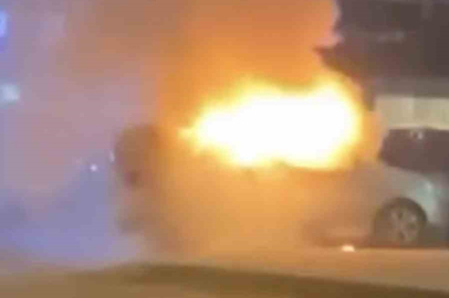 Bursa’da araç alev aldı, esnaf yangın tüpleriyle koştu