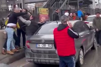 Kaza sonrası sürücüler birbirine girdi!