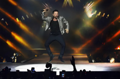 Tarkan sahnede hayran bıraktı