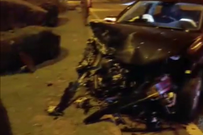 İki aracın kafa kafaya çarpıştığı feci kaza!