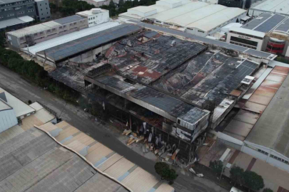 Bursa’da gece alevlere teslim olan fabrika sabah böyle görüntülendi!