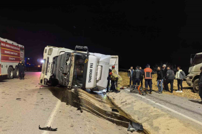 Bursa’da talaş yüklü tır devrildi: Genç sürücü hayatını kaybetti!