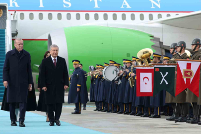 Cumhurbaşkanı Erdoğan, Özbekistan Cumhurbaşkanı Mirziyoyev’i havalimanında karşıladı