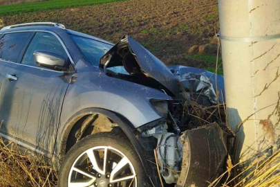 Direğe çarpan otomobil sürücüsü yaralandı