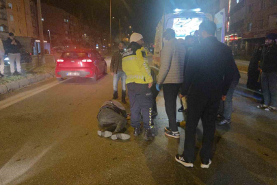 Motosiklet yayaya çarptı! 2 yaralı