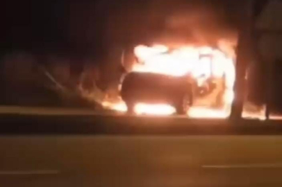 Seyir halindeyken alev alan otomobil kullanılmaz hale geldi