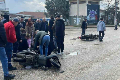 İnegöl'de motosikletler kafa kafaya çarpıştı 1’i ağır 2 yaralı!