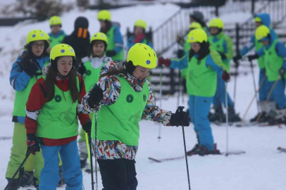 "1000 Çocuk Kayak" projesiyle yüzlerce öğrenci karla buluştu