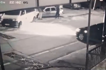 Bursa’da 2 kişinin ağır yaralandığı silahlı saldırı kameraya yansıdı.