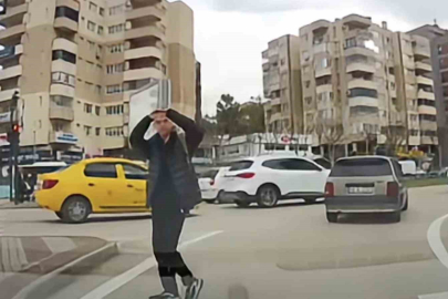 Bursa’da trafikte kameraya yansıyan küçük jest yürekleri ısıttı.