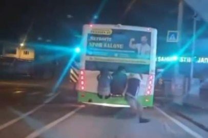 Otobüsün arkasına tutunan çocuklar yürekleri ağza getirdi