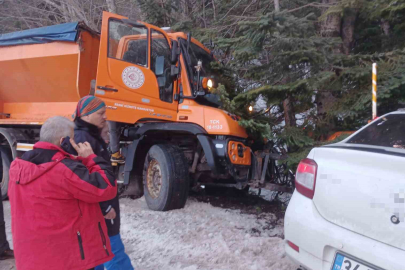 Uludağ yolunda kar küreme aracı otomobille çarpıştı: 2 yaralı