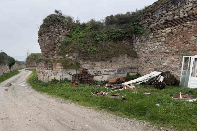 2 bin yıllık surlara sprey boya ile yazılan yazılar tepki çekti