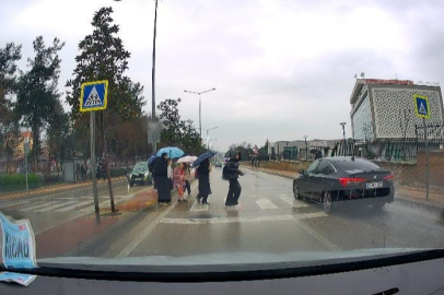 Yayalara yol vermeyen otomobil öğrencileri tehlikeye attı!