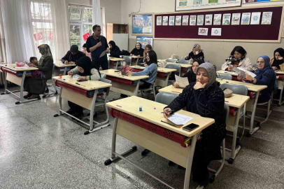 İlkokulda veliler kitap okuma yarışmasında ter döktü.