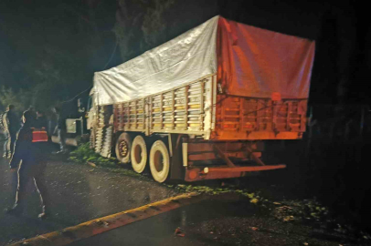 Karacabey’de kamyonet ile otomobil çarpıştı: 2 yaralı