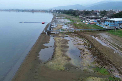 Fabrikaların tonlarca su çektiği İznik Gölü 200 metre çekildi