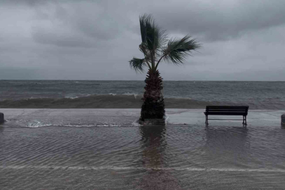 Bursa’da denizle kara birleşti, sokaklar göle döndü