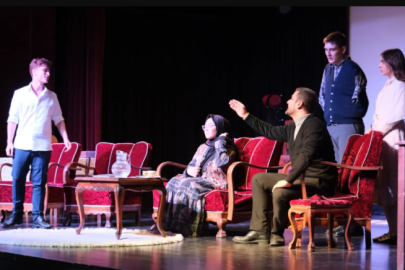 Bursa İnegöl’de “Puşide-i Siyah” tiyatro sösterisi sahnelendi