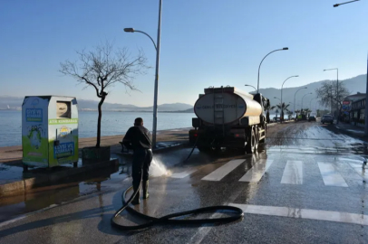 Gemlik'te Kurşunlu sahilinde fırtına sonrası temizlik