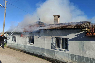 Mustafakemalpaşa’da yaşlı çiftin evi alevlere teslim oldu