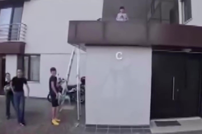 Siparişe gitti, kahraman oldu: Çatıda mahsur kalan çocuğu kurye kurtardı