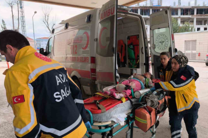 Hafif ticari aracın çarptığı çocuk ağır yaralandı.